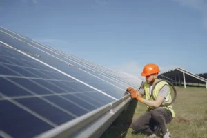 Un homme travaillant sur un terrain de panneaux photovoltaïques